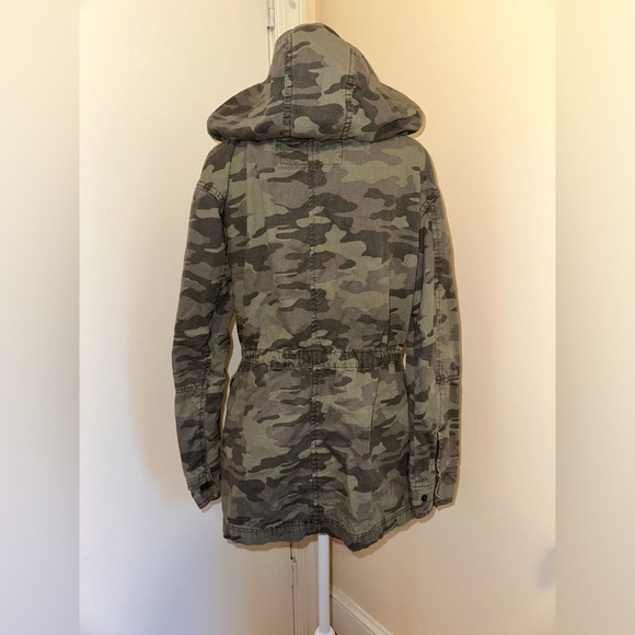 Women’s Universal Thread Canvas Jacket, Green Camo, Size Medium - Picture 5 of 9
